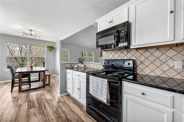 10 W Crook Lane, Bella Vista, AR 72714