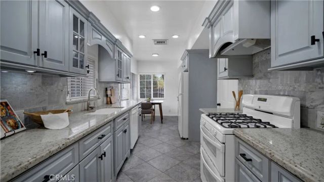 10207 Camarillo Street, Toluca Lake, CA 91602