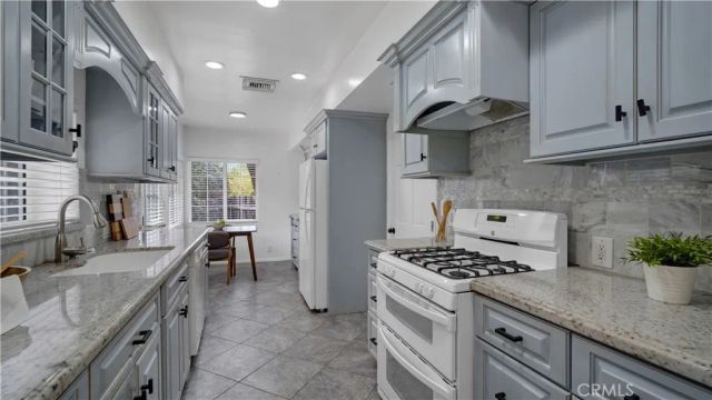 10207 Camarillo Street, Toluca Lake, CA 91602