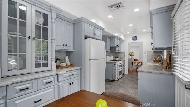 10207 Camarillo Street, Toluca Lake, CA 91602