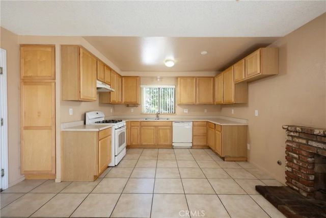 1589 Camelot, Corona, CA 92882