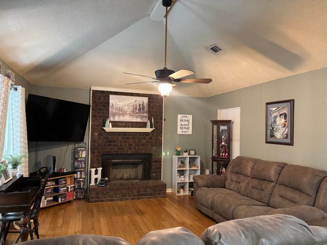 895 AUTUMN WOODS DR E, Southaven, MS 38671