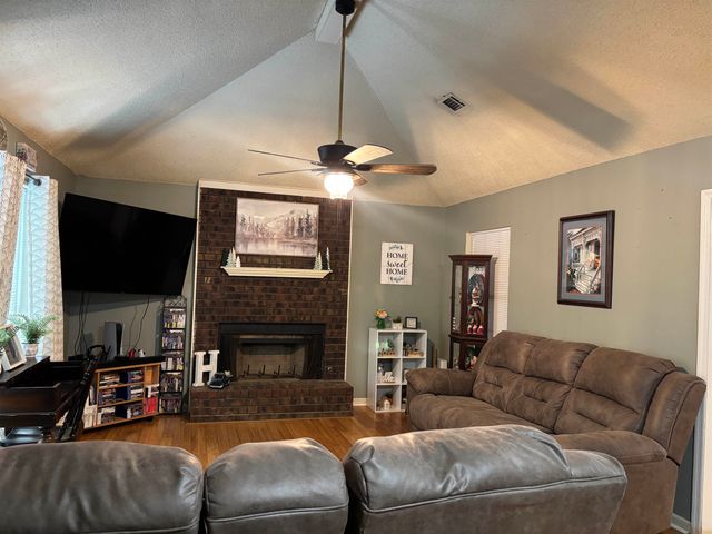 895 AUTUMN WOODS DR E, Southaven, MS 38671