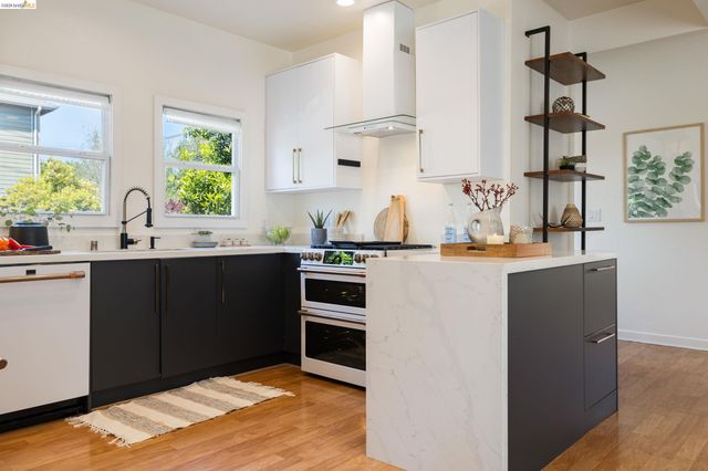 825 41St St, Oakland, CA 94608