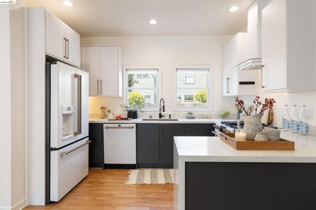 825 41St St, Oakland, CA 94608