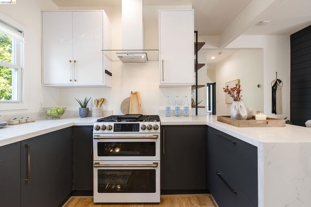825 41St St, Oakland, CA 94608
