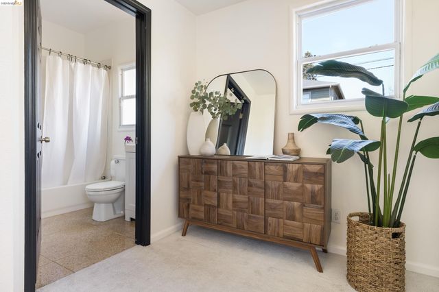 825 41St St, Oakland, CA 94608