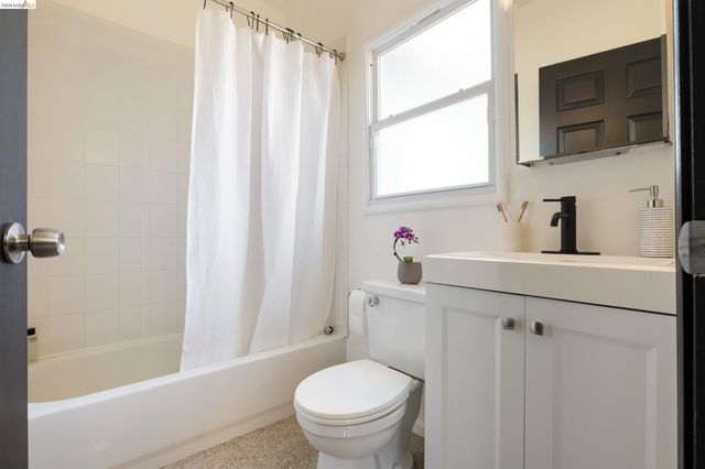 825 41St St, Oakland, CA 94608