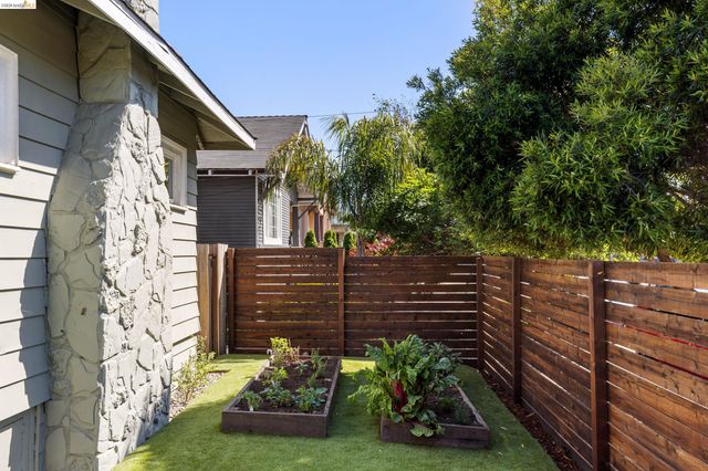 825 41St St, Oakland, CA 94608