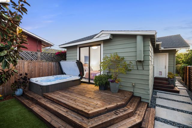 825 41St St, Oakland, CA 94608