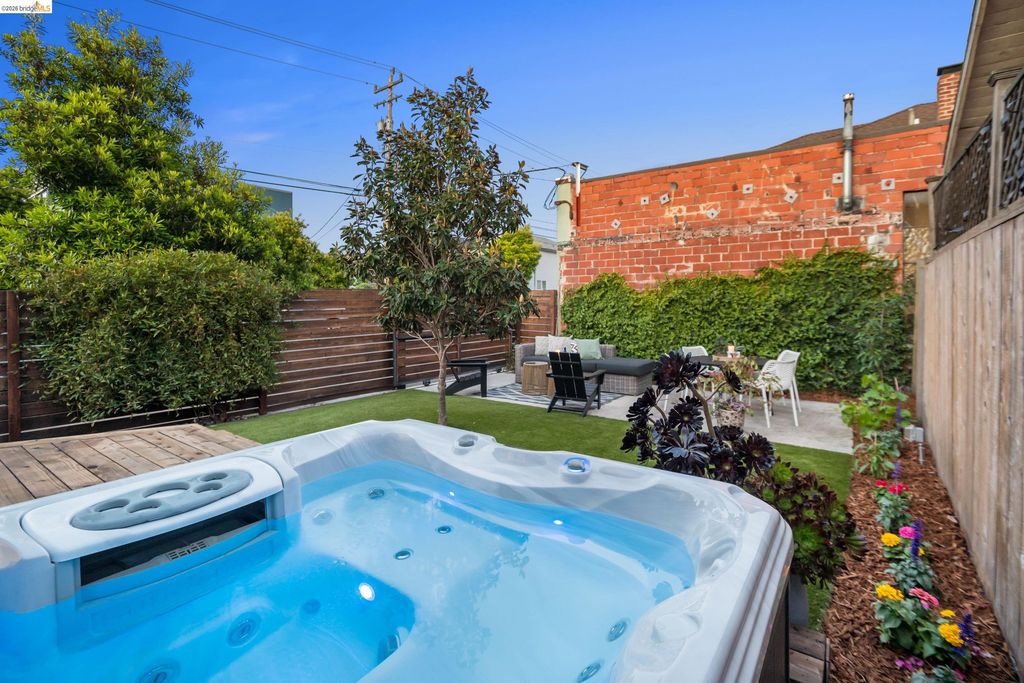 825 41St St, Oakland, CA 94608