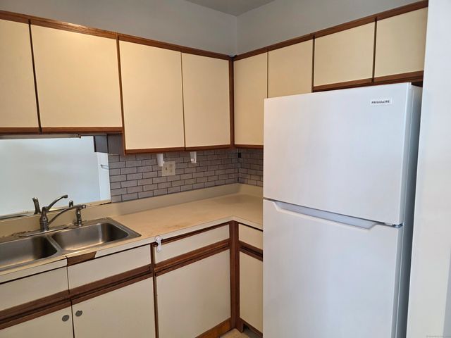 91 4th Street APT 22, Ansonia, CT 06401