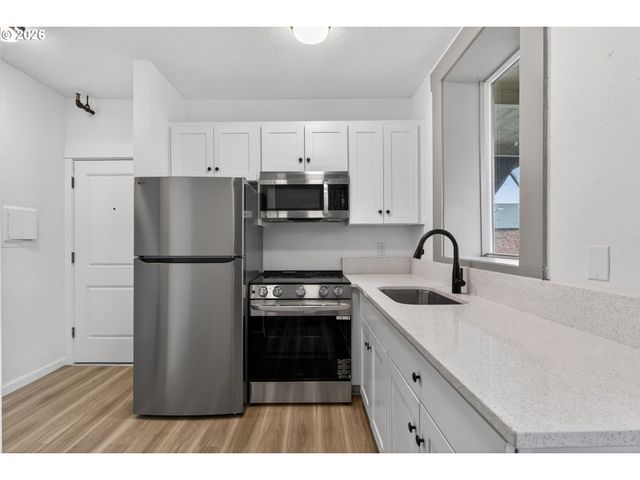 708 N KILLINGSWORTH St 7, Portland, OR 97217