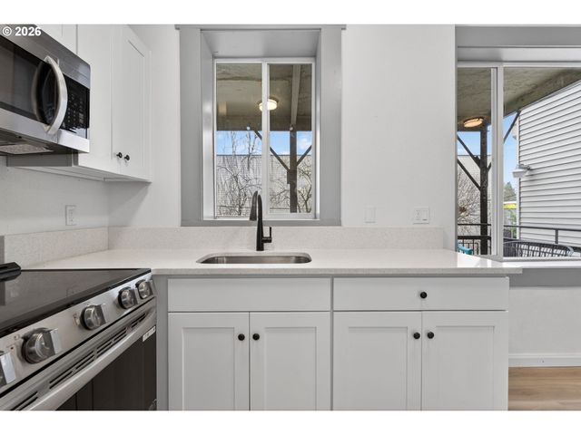 708 N KILLINGSWORTH St 7, Portland, OR 97217