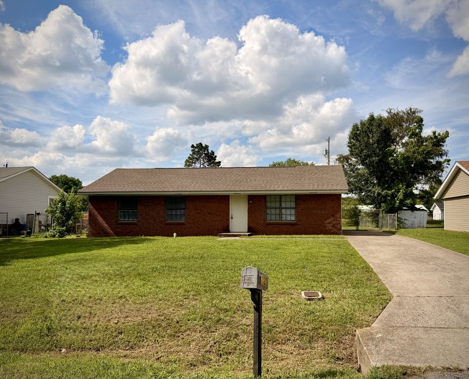 122 E St, Clarksville, TN 37042