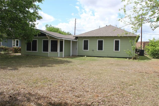 710 Fahrenthold Street, El Campo, TX 77437