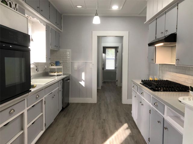 710 Fahrenthold Street, El Campo, TX 77437