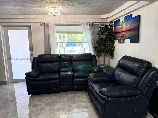 1120 N 61st Ave, Hollywood, FL 33024