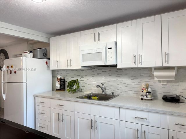 1120 N 61st Ave, Hollywood, FL 33024