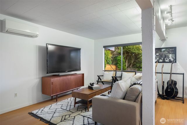 6620 57th Avenue NE, Seattle, WA 98115