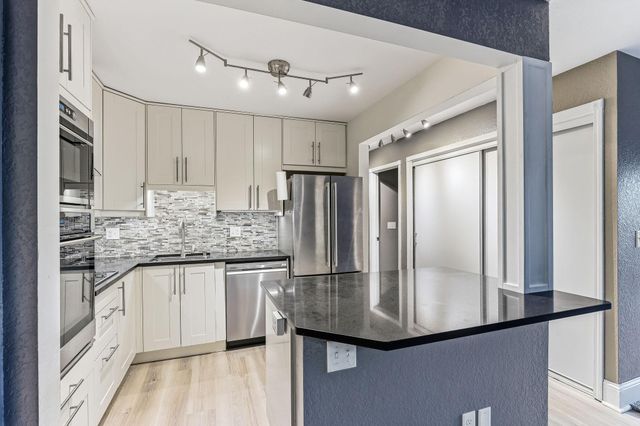 1700 Four Oaks Road 331, Eagan, MN 55121