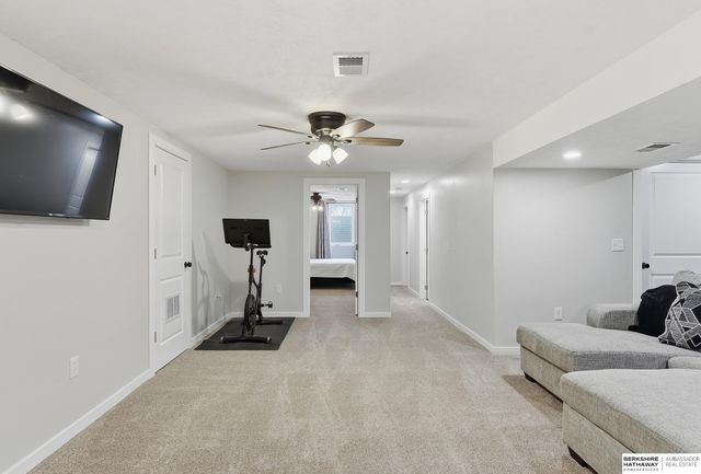 8014 Groves Circle, Omaha, NE 68147