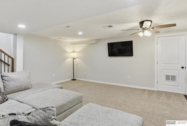 8014 Groves Circle, Omaha, NE 68147