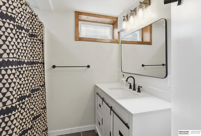 8014 Groves Circle, Omaha, NE 68147