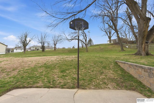 8014 Groves Circle, Omaha, NE 68147
