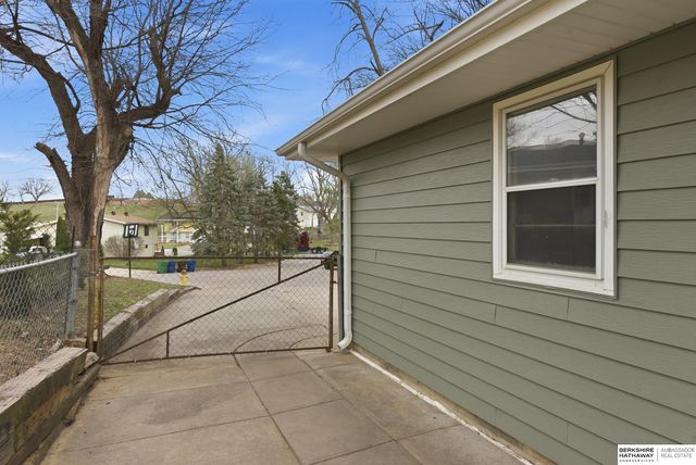 8014 Groves Circle, Omaha, NE 68147