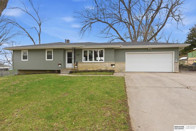 8014 Groves Circle, Omaha, NE 68147