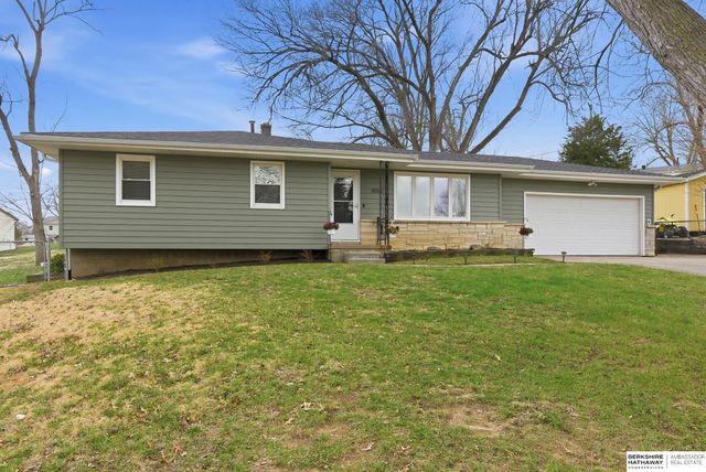 8014 Groves Circle, Omaha, NE 68147