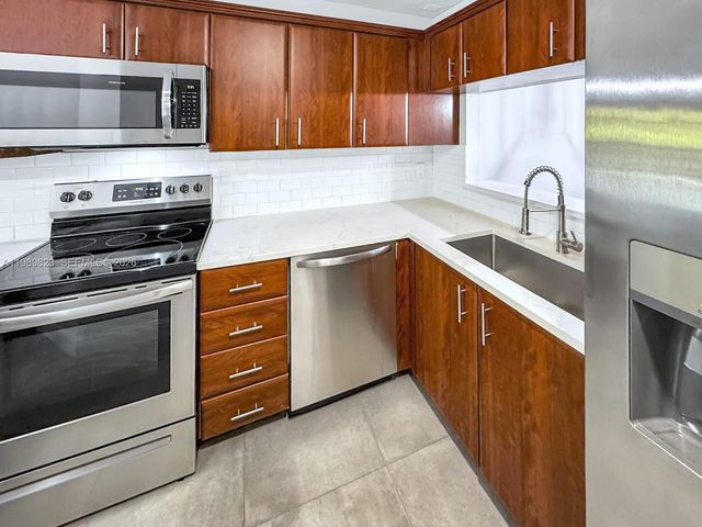 700 SE 14th St G, Fort Lauderdale, FL 33316