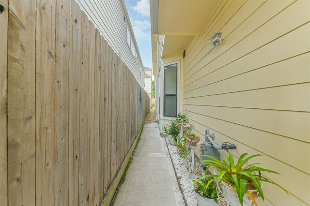 5228 Darling Street B, Houston, TX 77007