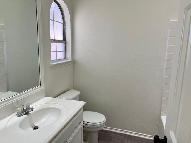 517 Meadowcrest Drive, Burleson, TX 76028