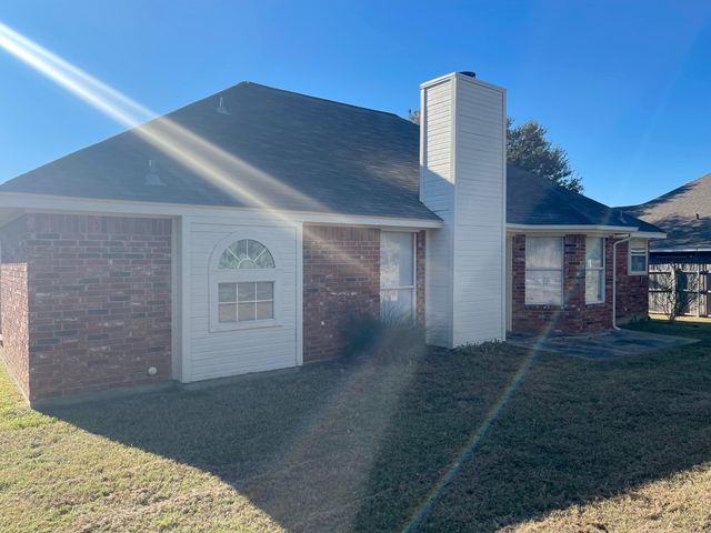 517 Meadowcrest Drive, Burleson, TX 76028