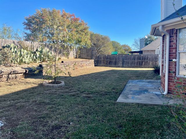 517 Meadowcrest Drive, Burleson, TX 76028