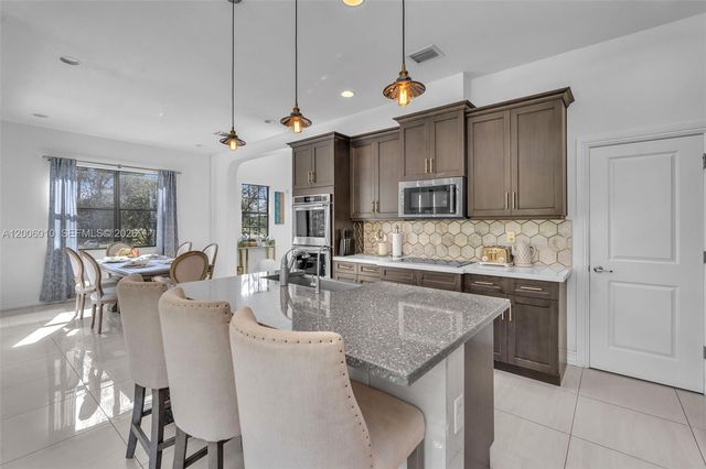 865 SW 113th Ln, Pembroke Pines, FL 33025