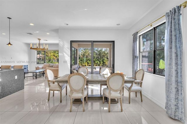 865 SW 113th Ln, Pembroke Pines, FL 33025