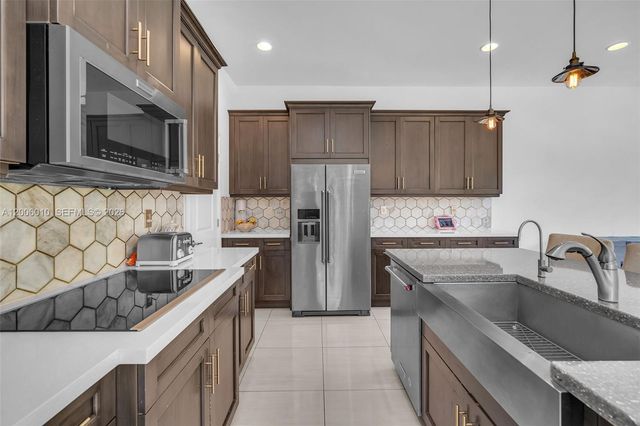 865 SW 113th Ln, Pembroke Pines, FL 33025