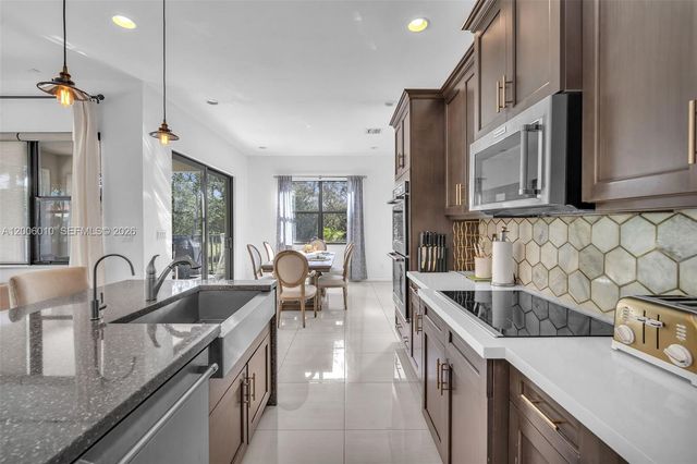 865 SW 113th Ln, Pembroke Pines, FL 33025