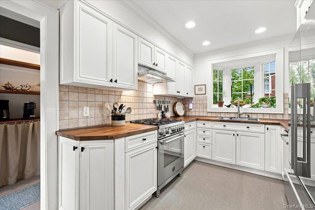 15 Parkview Court, White Plains, NY 10603