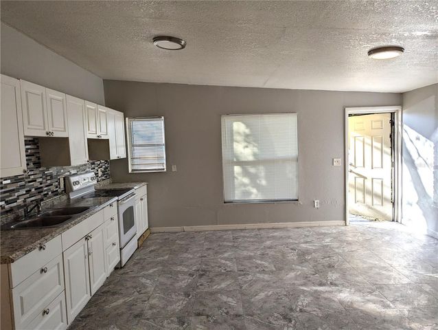 8713 N MANDARINE PLACE, Tampa, FL 33617