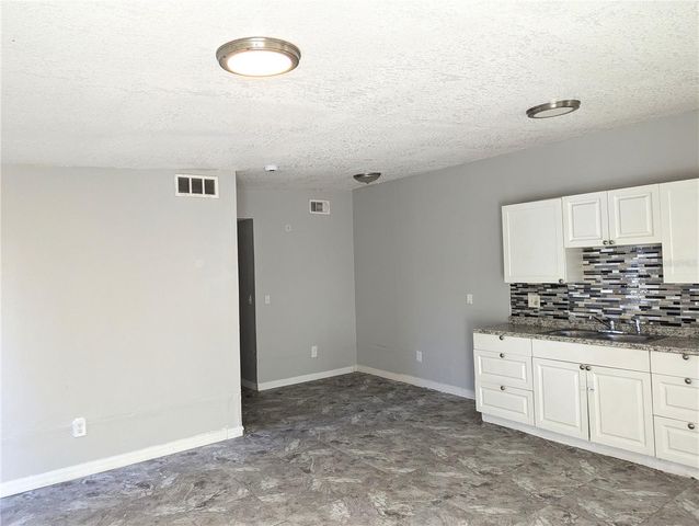 8713 N MANDARINE PLACE, Tampa, FL 33617