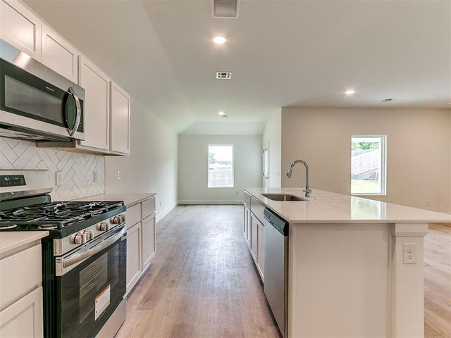 814 Twin Lakes Drive, Noble, OK 73068