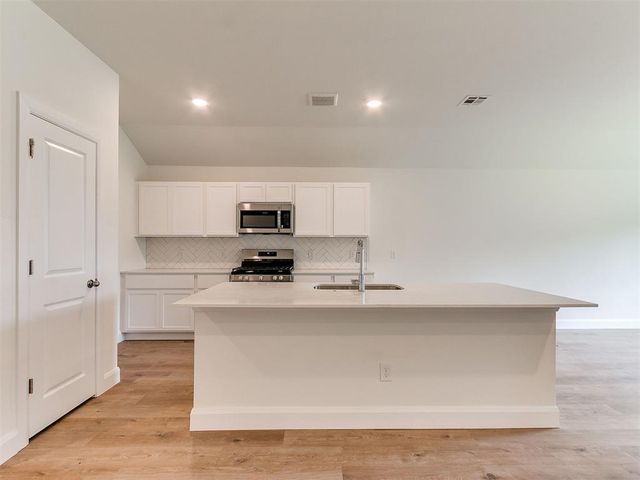 814 Twin Lakes Drive, Noble, OK 73068