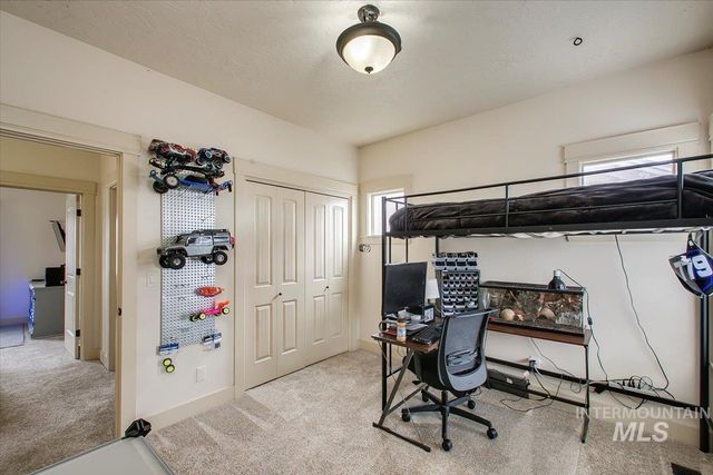 1064 W Stanhope St, Meridian, ID 83646