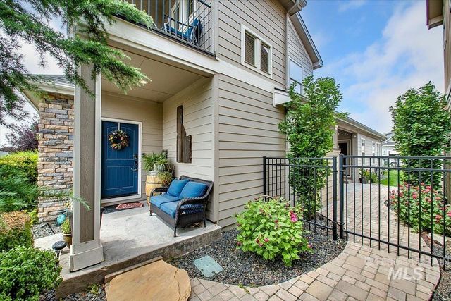 1064 W Stanhope St, Meridian, ID 83646