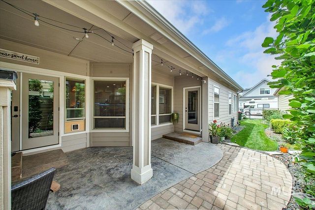 1064 W Stanhope St, Meridian, ID 83646