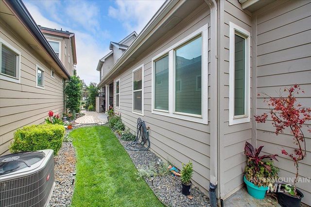 1064 W Stanhope St, Meridian, ID 83646